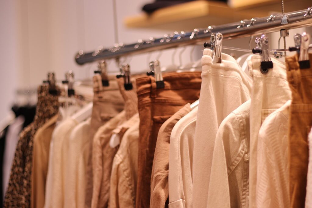 Los Colores Tendencia para Otoño 2024 1 Ropa de segunda mano en perchas